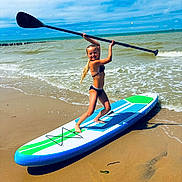 Allya a rejoint le concours — aidez-le/la à gagner de superbes lots ! child, girl, paddleboard, beach, ocean, water, sand, paddle, summer, outdoor, sunny, waves, vacation, active, sport, swimsuit, happy, fun, playful, sea