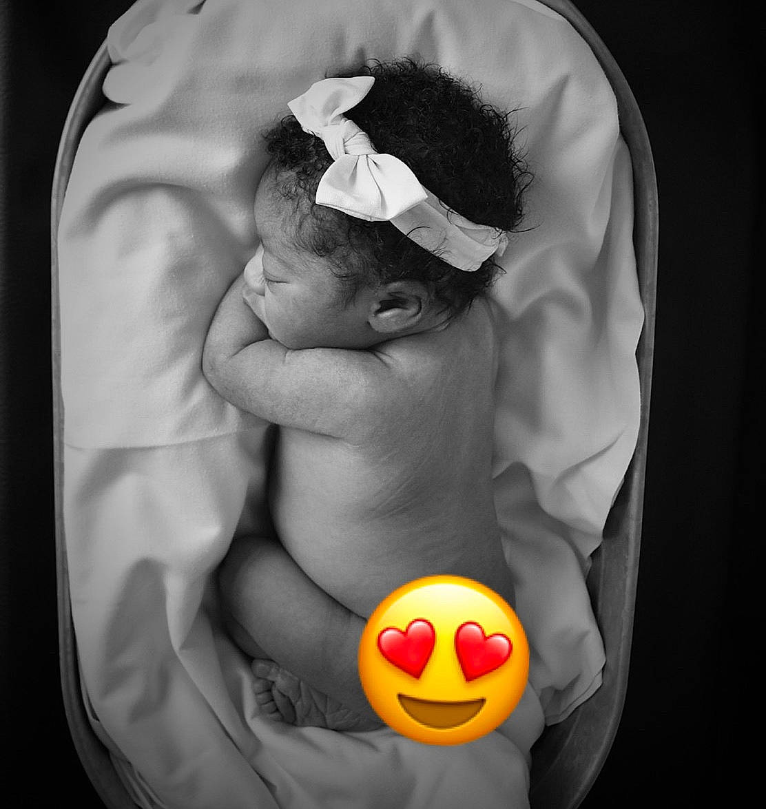 Jniya is registered to the contest to win money with this photo: abdomen, arm, baby, birth, black, black_and_white, cap, child, flesh, hand, headgear, human, mouth, muscle, person, photography, rubber_ducky, stomach, style, yellow