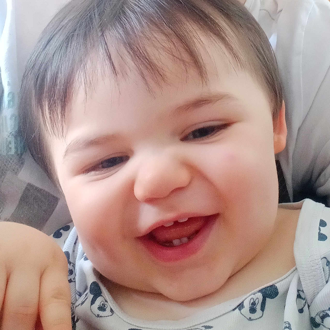 Lyam participe au concours pour gagner de l'argent avec cette photo : baby, babylaughing, bodypart, clothing, dress, face, finger, hand, happy, head, laughing, mouth, newborn, person, photography, portrait, selfie, smile, teeth