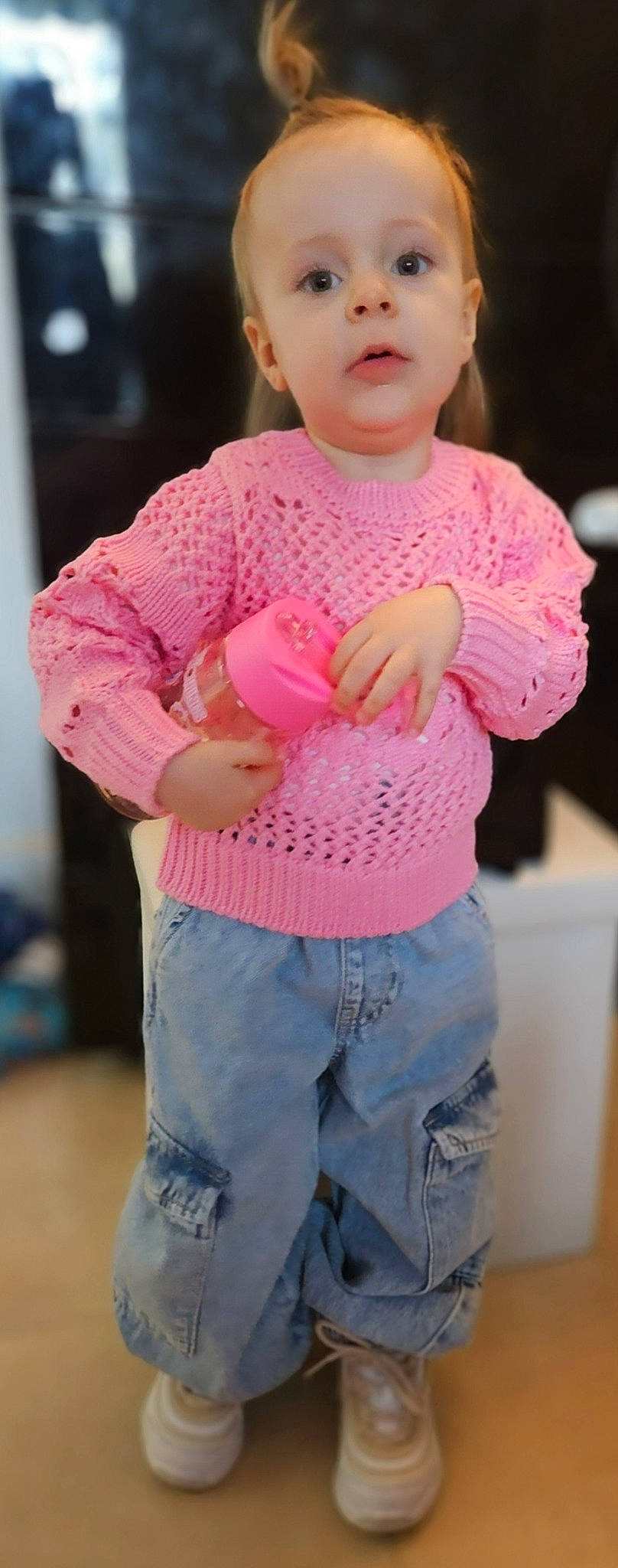 Amélia participe au concours pour gagner de l'argent avec cette photo : arm, baby_toddler_clothing, clothing, finger, fun, gesture, happy, jeans, joint, leg, magenta, outerwear, person, pink, product, skin, sleeve, standing, t_shirt, toddler