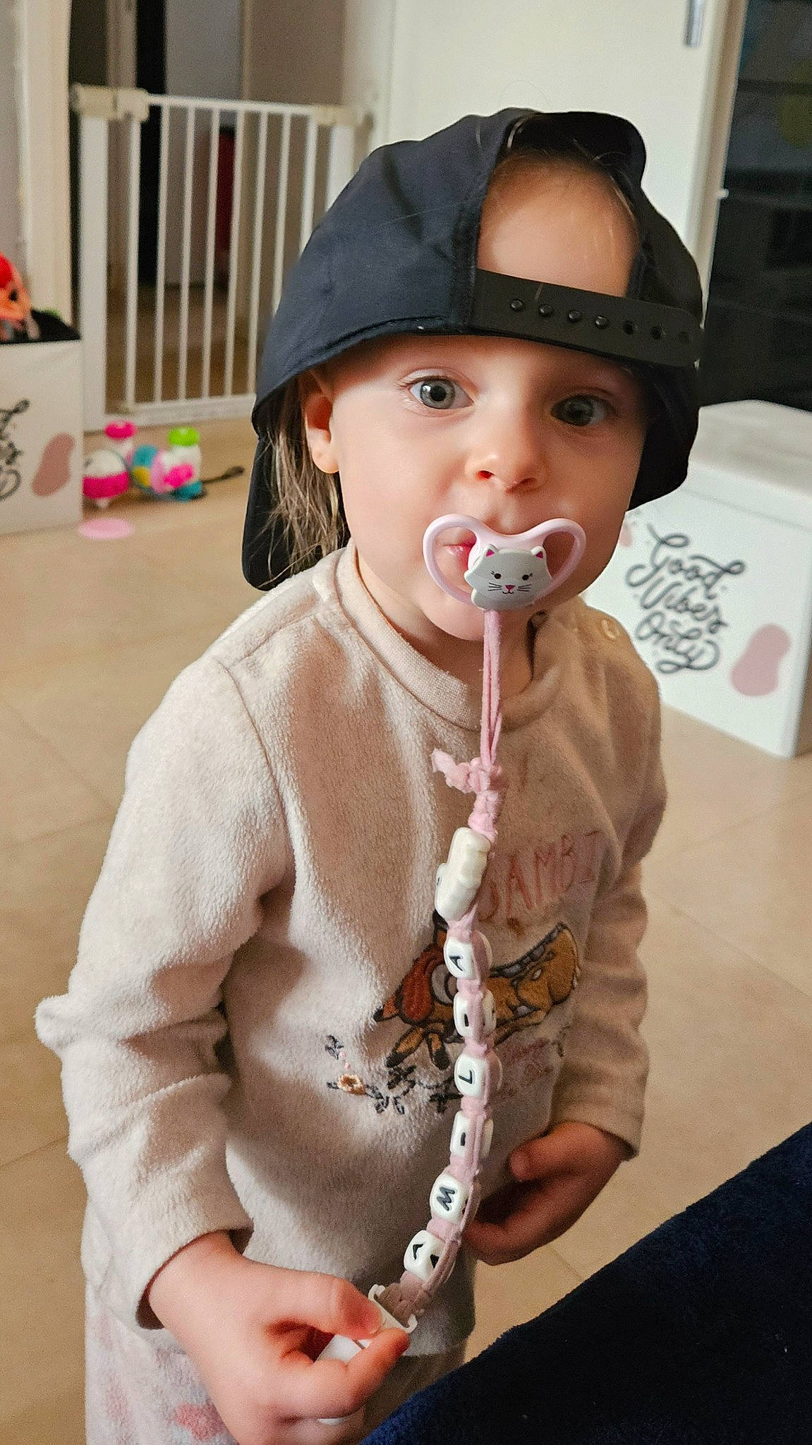 Amélia a rejoint le concours — aidez-le/la à gagner de superbes lots ! baby_toddler_clothing, cap, child, dress, face, fashion_accessory, fashion_design, fur, hat, headgear, headwear, helmet, jacket, jewellery, lip, outerwear, pattern, person, skin, sleeve