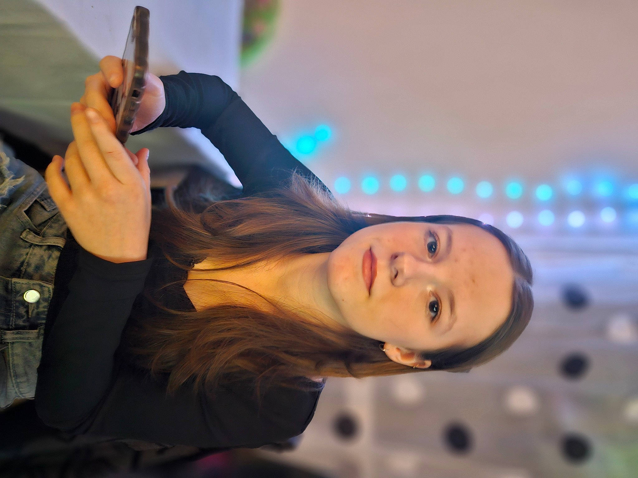 Lana a rejoint le concours — aidez-le/la à gagner de superbes lots ! black_hair, dress, elbow, event, eyelash, flash_photography, fun, gesture, happy, human_body, human_leg, leisure, lip, long_hair, performance, person, sign_language, sitting, smile, thigh