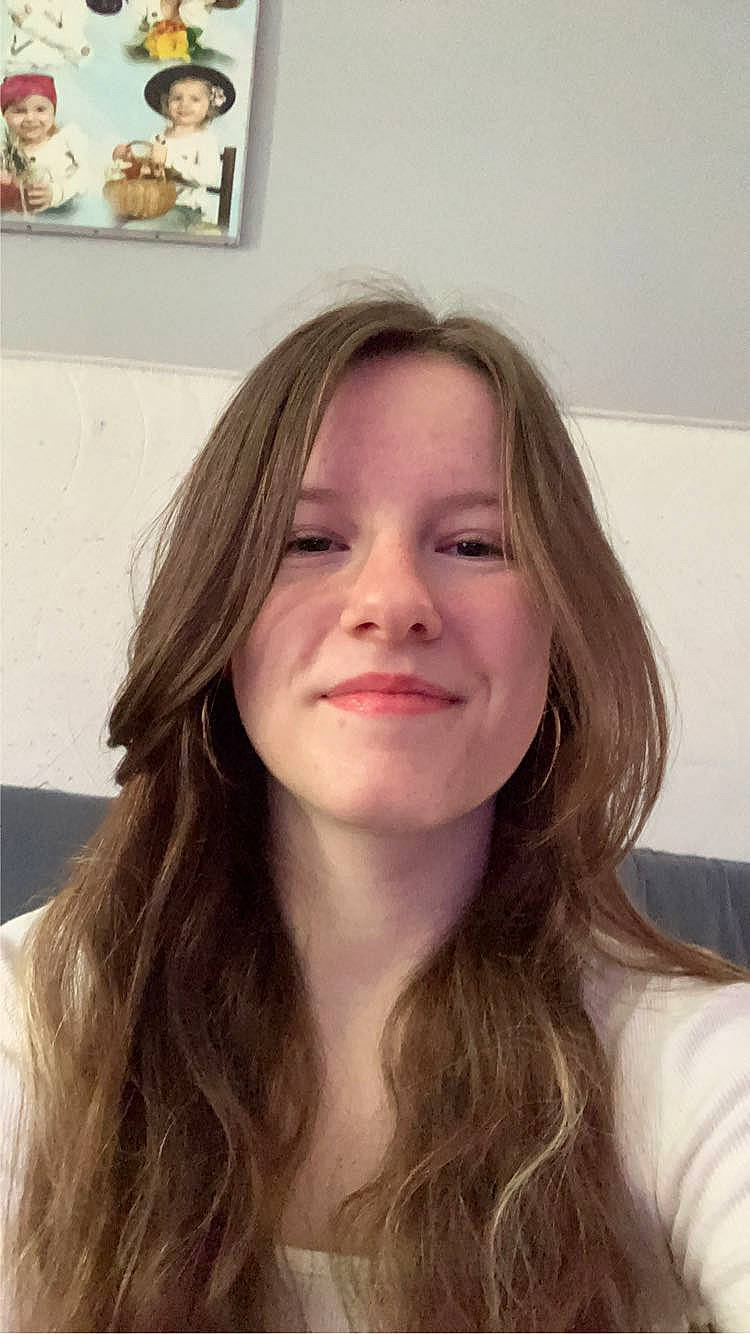 Lana participe au concours pour gagner de l'argent avec cette photo : bangs, blond, cheek, chin, eyebrow, eyelash, flash_photography, forehead, fun, happy, headwear, iris, jaw, joy, layered_hair, lip, long_hair, neck, nose, person