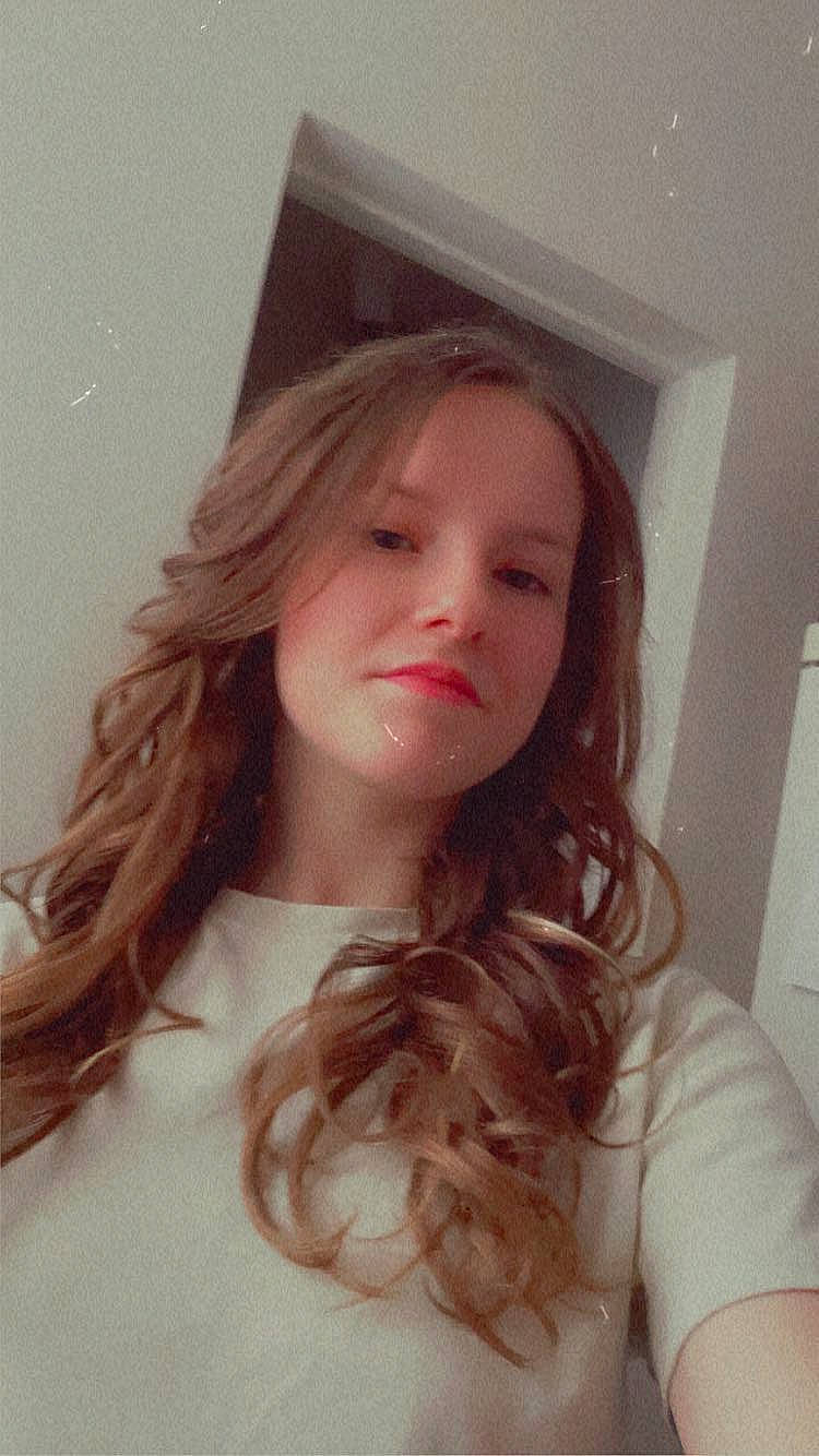 Lana participe au concours pour gagner de l'argent avec cette photo : black_hair, chest, chin, eye, eyebrow, eyelash, face, flash_photography, forehead, iris, jaw, layered_hair, lip, liver, long_hair, neck, person, selfie, shoulder, skin