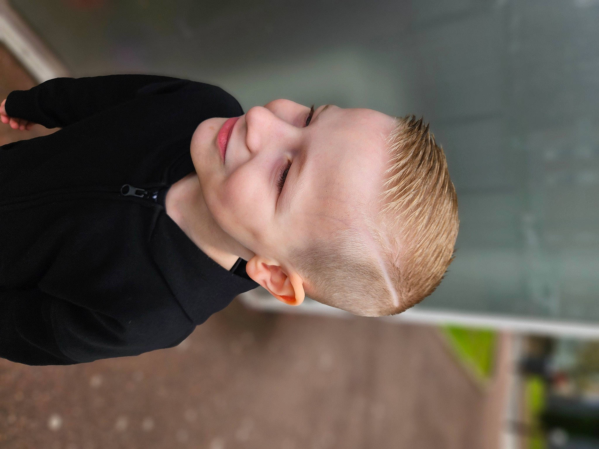 Hadès participe au concours pour gagner de l'argent avec cette photo : child, flash_photography, fun, grass, happy, joy, leisure, lip, neck, nose, person, portrait_photography, sleeve, smile, toddler, tree, wood