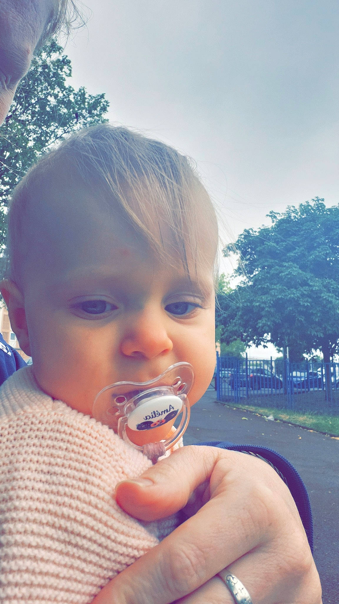 Amélia participe au concours pour gagner de l'argent avec cette photo : baby, baby_toddler_clothing, child, cloud, drink, electric_blue, eyelash, finger, fun, gesture, grass, happy, lip, nail, nose, person, plant, sky, thumb, toddler