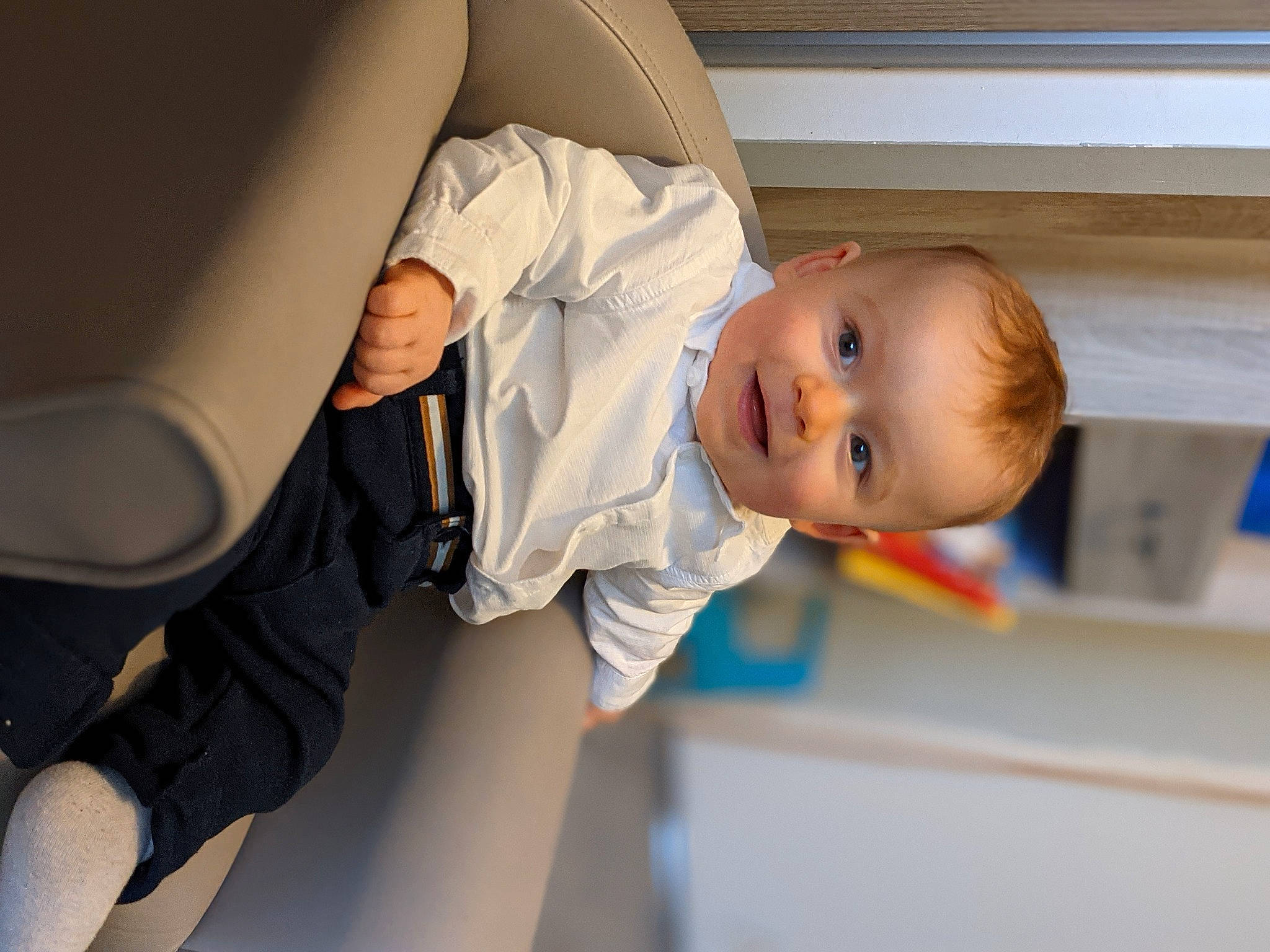 Nathan participe au concours pour gagner de l'argent avec cette photo : automotive_design, baby, baby_products, baby_toddler_clothing, ceiling, child, comfort, elbow, event, fun, gesture, happy, joy, knee, luxury_vehicle, person, room, sitting, smile, t_shirt