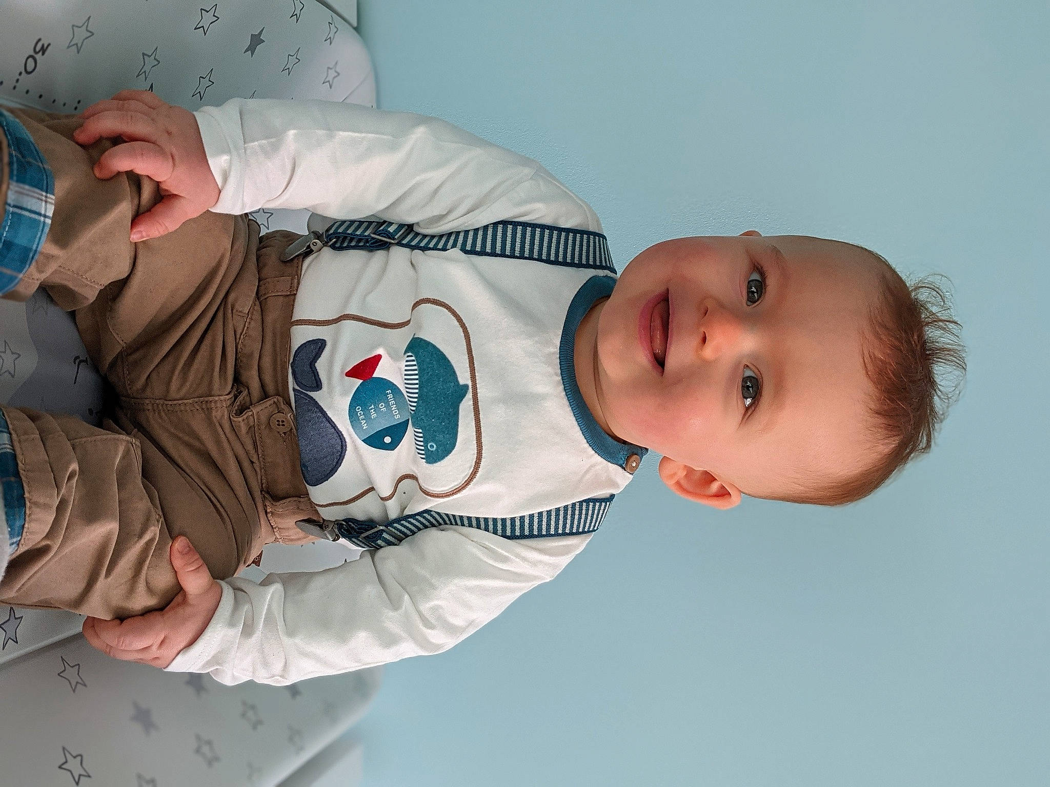 Nathan participe au concours pour gagner de l'argent avec cette photo : baby, baby_products, baby_toddler_clothing, cheek, child, comfort, elbow, finger, hairstyle, happy, joy, mammal, mouth, person, product, skin, sleeve, toddler, vertebrate