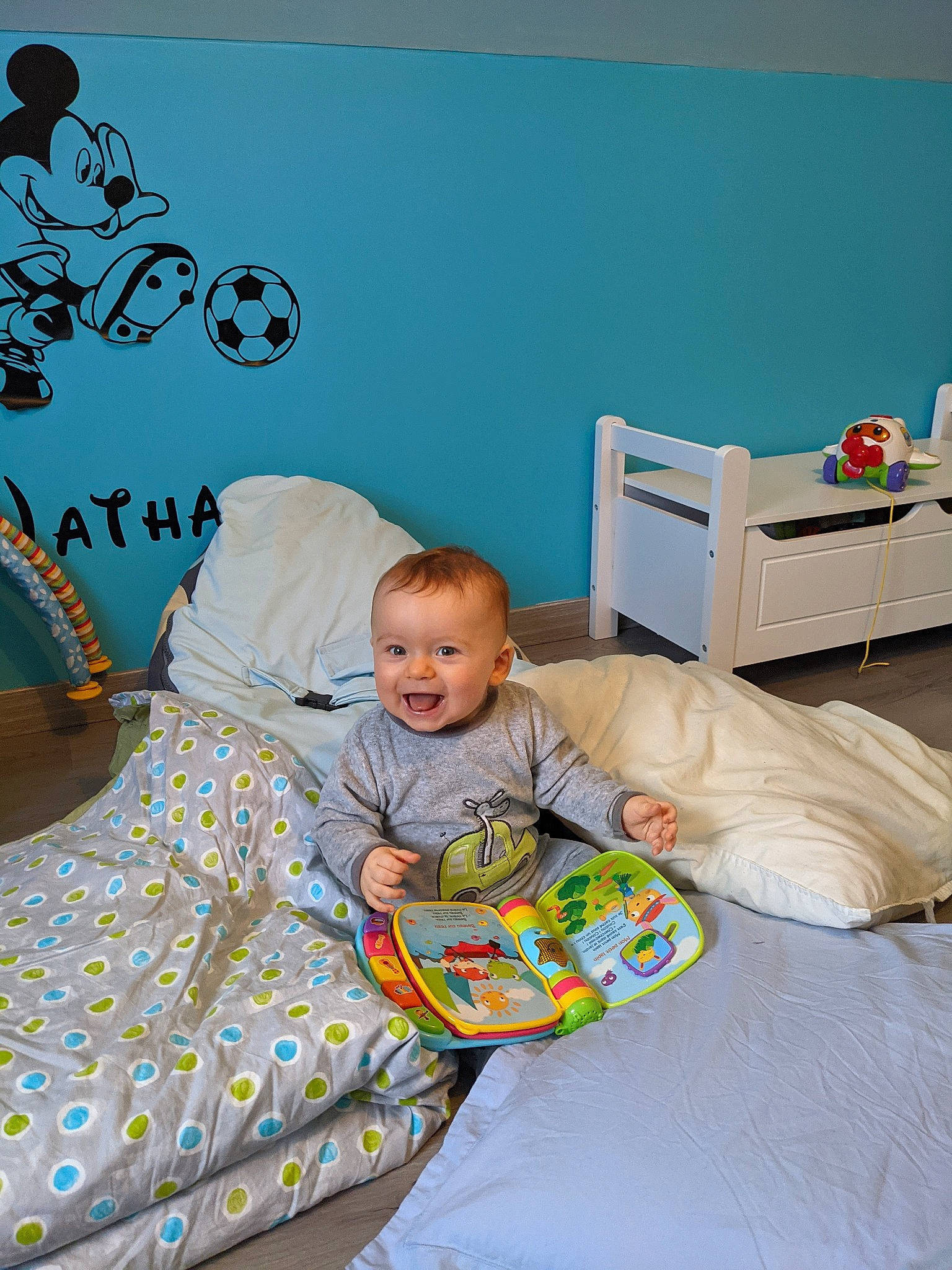 Nathan a rejoint le concours — aidez-le/la à gagner de superbes lots ! baby, baby_products, baby_toddler_clothing, bed, bed_sheet, bedding, bedtime, chair, child, comfort, furniture, happy, linens, person, pillow, product, room, sitting, smile, t_shirt