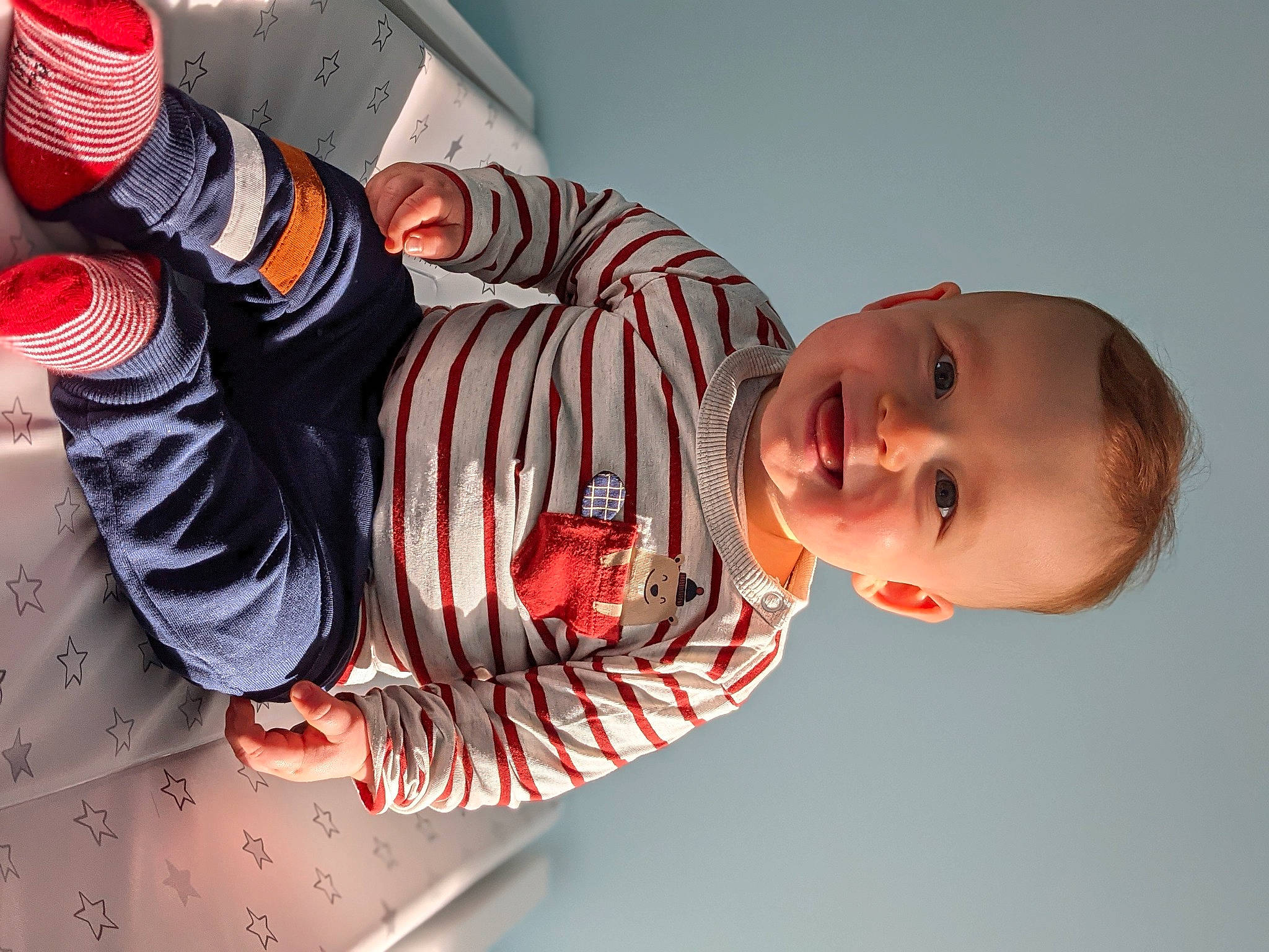 Nathan a rejoint le concours — aidez-le/la à gagner de superbes lots ! arm, baby, cap, child, elbow, eyewear, finger, flash_photography, fun, hand, happy, hat, headgear, human_body, joy, mouth, orange, pattern, person, sleeve