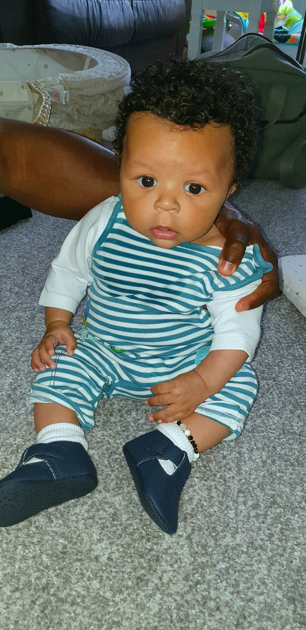 Leroy is registered to the contest to win money with this photo: arm, baby, baby_products, baby_toddler_clothing, cheek, child, head, joint, leg, nose, person, shoe, sitting, skin, toddler, turquoise