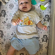 Elio a rejoint le concours — aidez-le/la à gagner de superbes lots ! baby, infant, smiling, tshirt, shorts, blanket, plush_toy, lying_down, cute, animal_pattern, winnie_the_pooh, child, indoors, happy, soft_toys, nursery, comfort, person, young_child, playtime