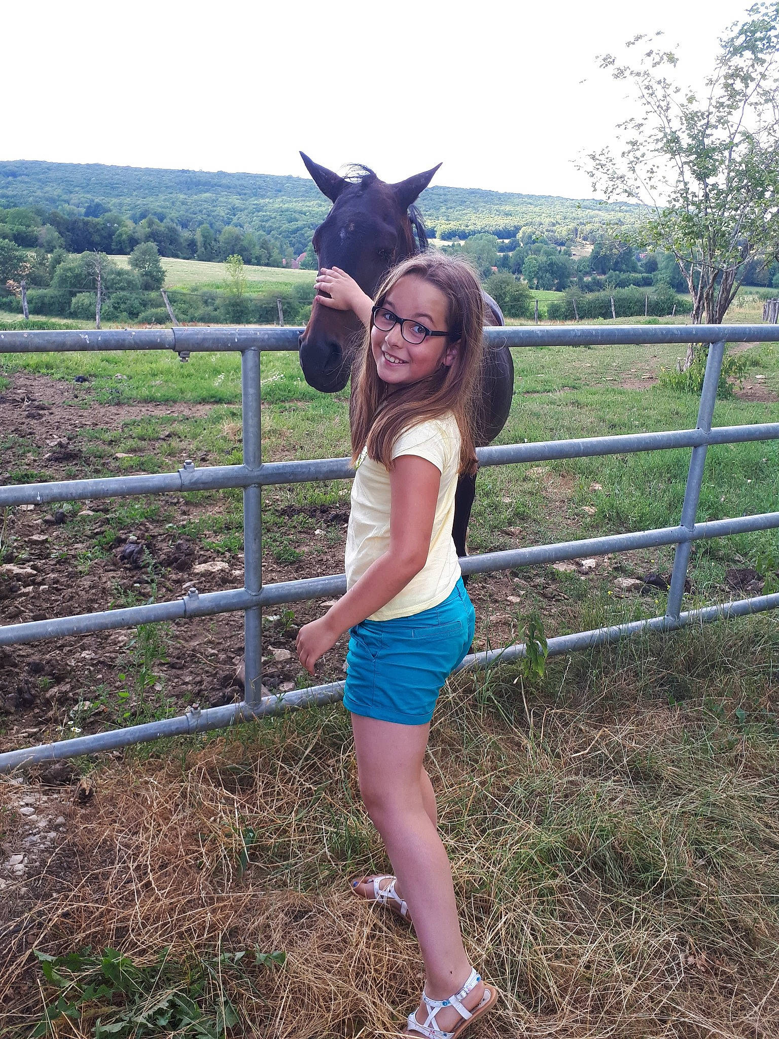 Sabrina a rejoint le concours — aidez-le/la à gagner de superbes lots ! ear, farm, fawn, fence, fun, grass, grassland, happy, horse, joy, landscape, leg, livestock, long_hair, pasture, person, ranch, smile
