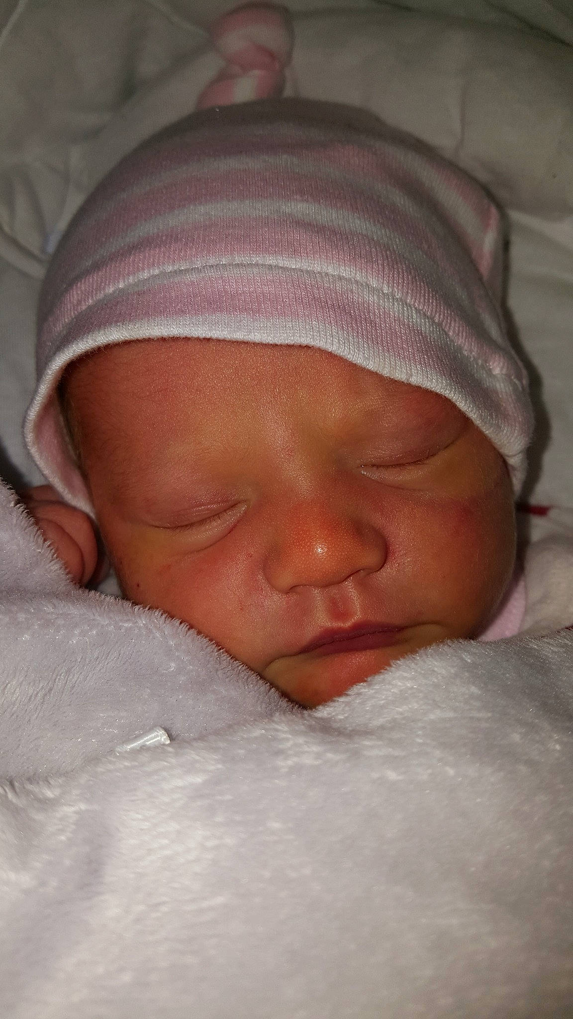 Linecy a rejoint le concours — aidez-le/la à gagner de superbes lots ! baby, baby_sleeping, bedtime, cheek, child, childbirth, eye, face, forehead, head, headgear, lip, mouth, nose, person, skin, sleep, toddler