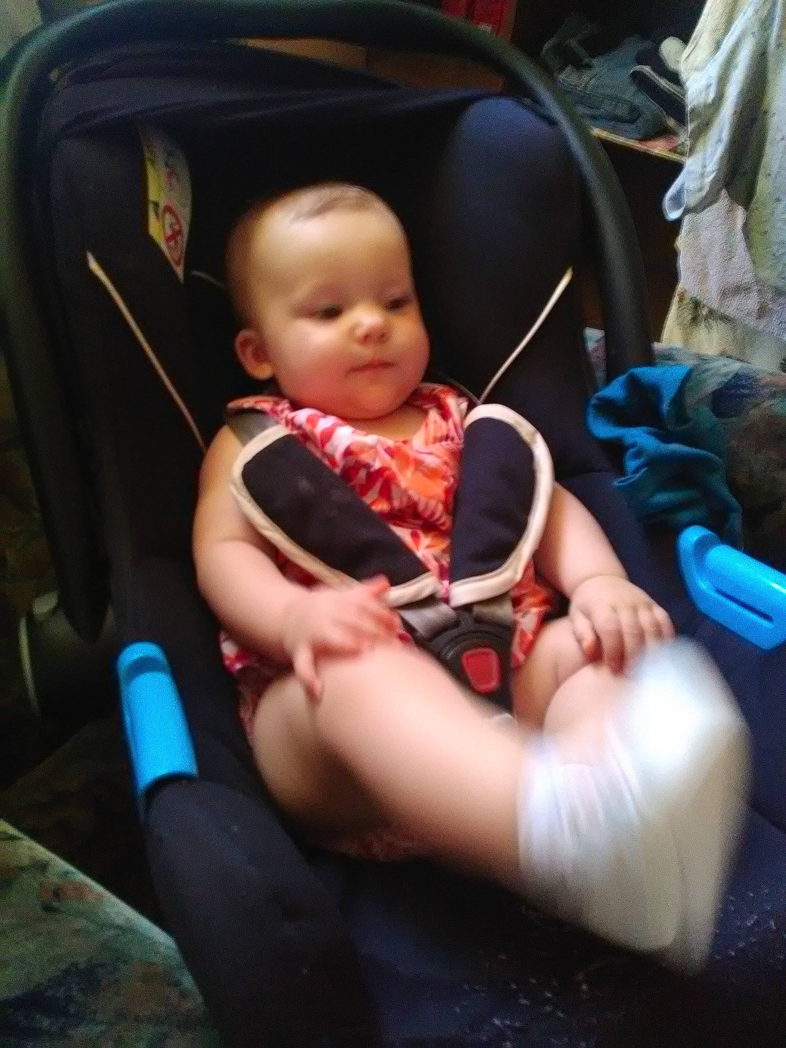 Kéra a rejoint le concours — aidez-le/la à gagner de superbes lots ! baby, baby_carriage, baby_in_car_seat, baby_products, car_seat, child, finger, person, product, sitting, toddler