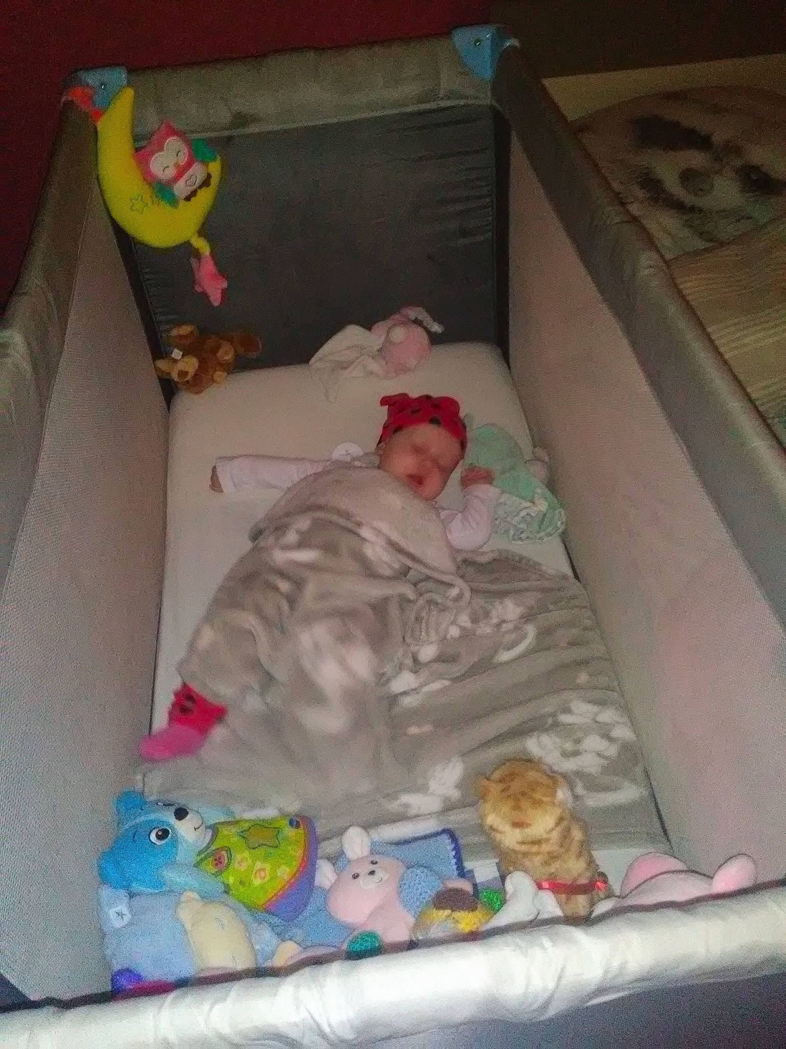 Kéra a rejoint le concours — aidez-le/la à gagner de superbes lots ! baby, baby_products, bed, child, furniture, infant_bed, person, product