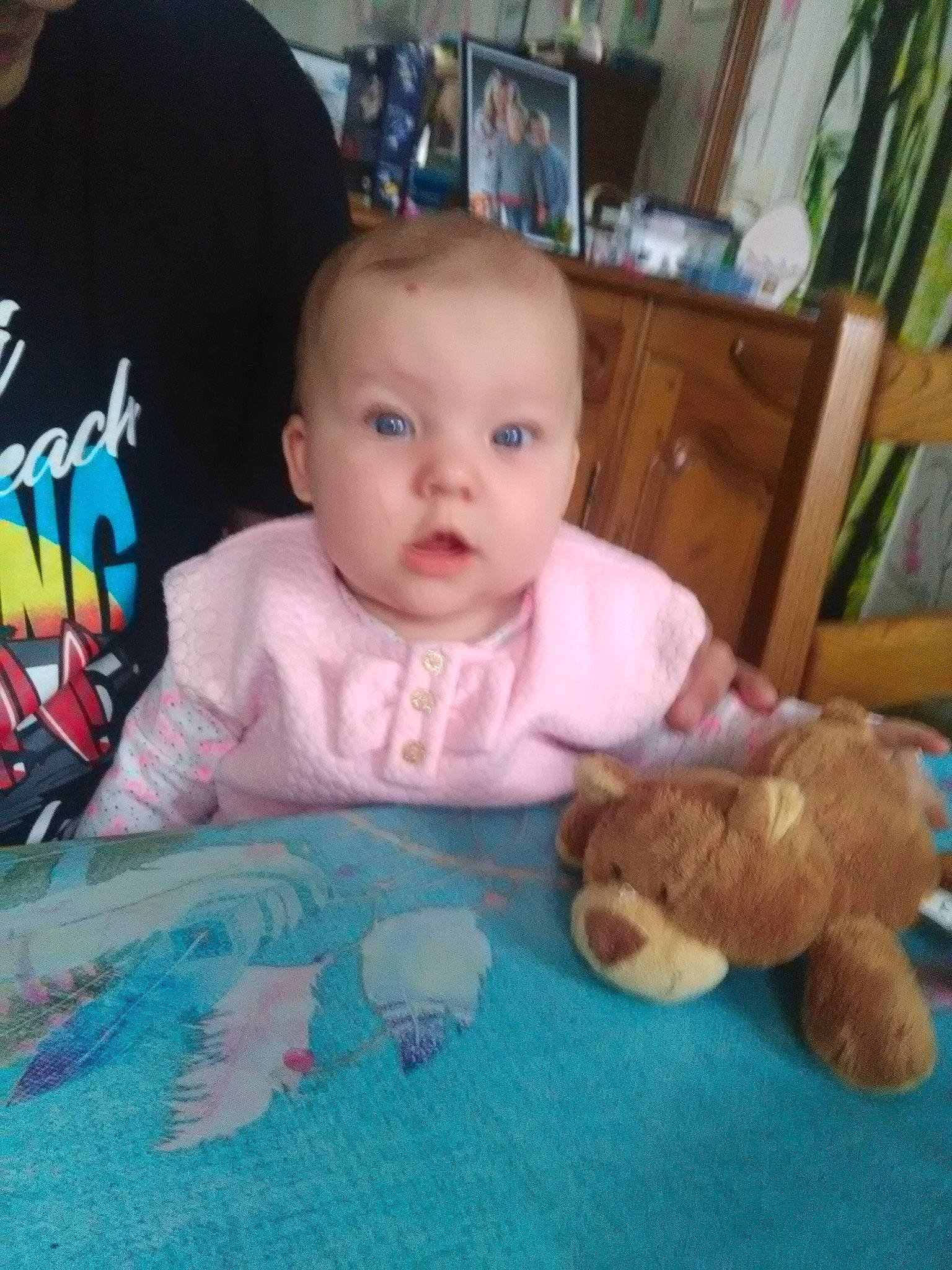 Kéra participe au concours pour gagner de l'argent avec cette photo : baby, baby_toys, cheek, child, eye, head, iris, person, play, plush, room, sitting, skin, stuffed_toy, teddy_bear, toddler, toy, tummy_time