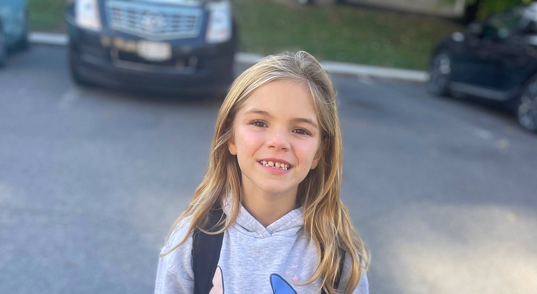 Mia is registered to the contest to win money with this photo: asphalt, automotive_design, automotive_exterior, automotive_lighting, automotive_tire, blue, electric_blue, eye, flash_photography, fun, grass, happy, joy, leisure, light, motor_vehicle, person, personal_luxury_car, road, road_surface