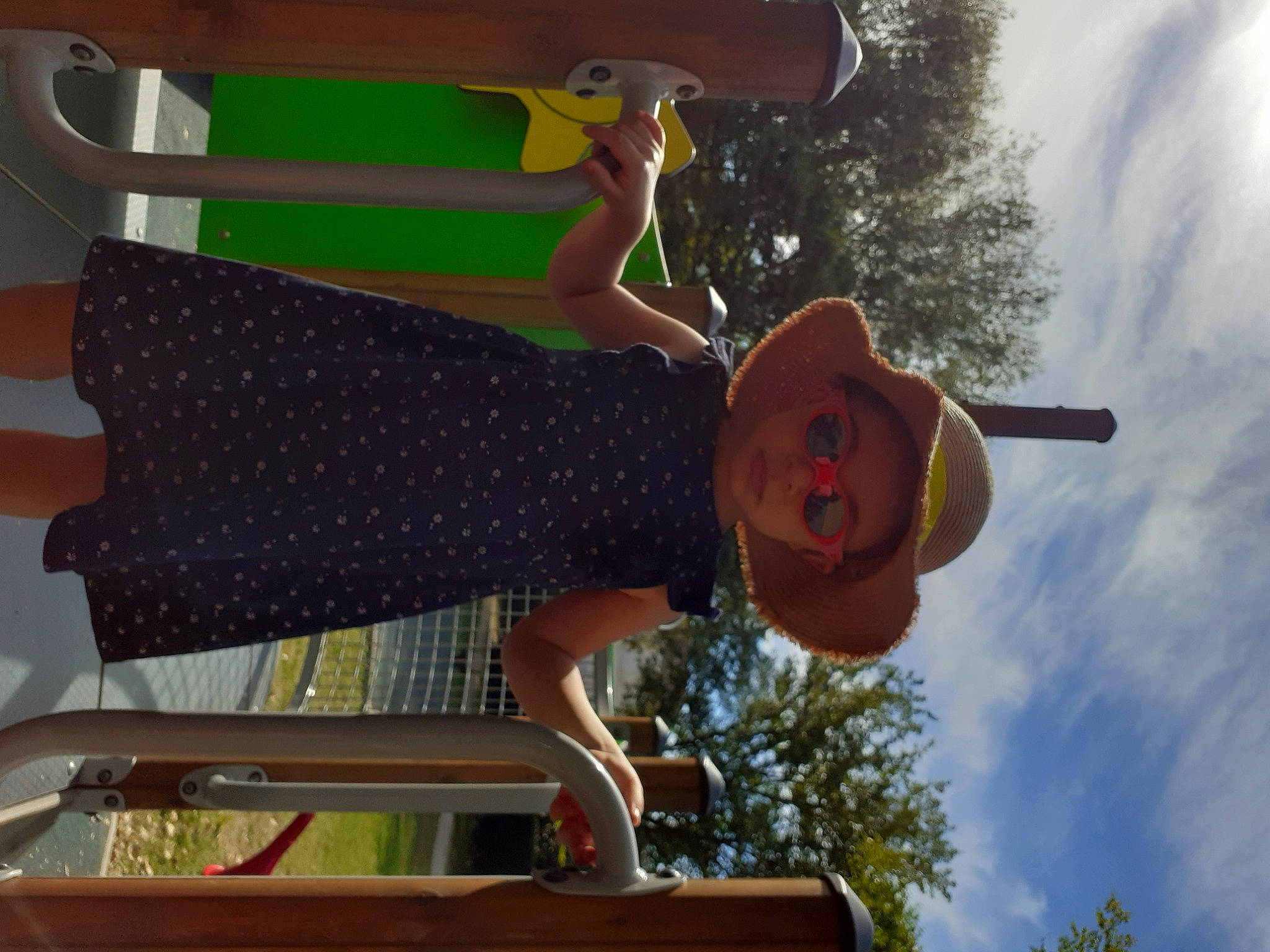 Maléna participe au concours pour gagner de l'argent avec cette photo : fun, headwear, leisure, person, under_exposed