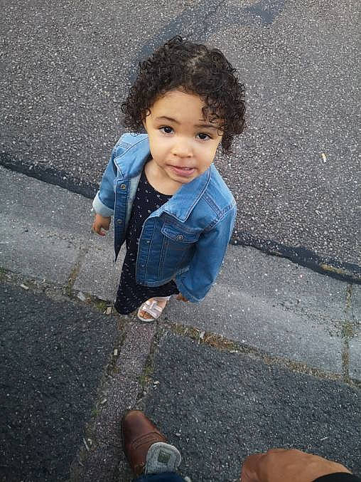 Maléna a rejoint le concours — aidez-le/la à gagner de superbes lots ! asphalt, child, fun, person, play, road_surface, shoe, sidewalk, smile, standing, toddler