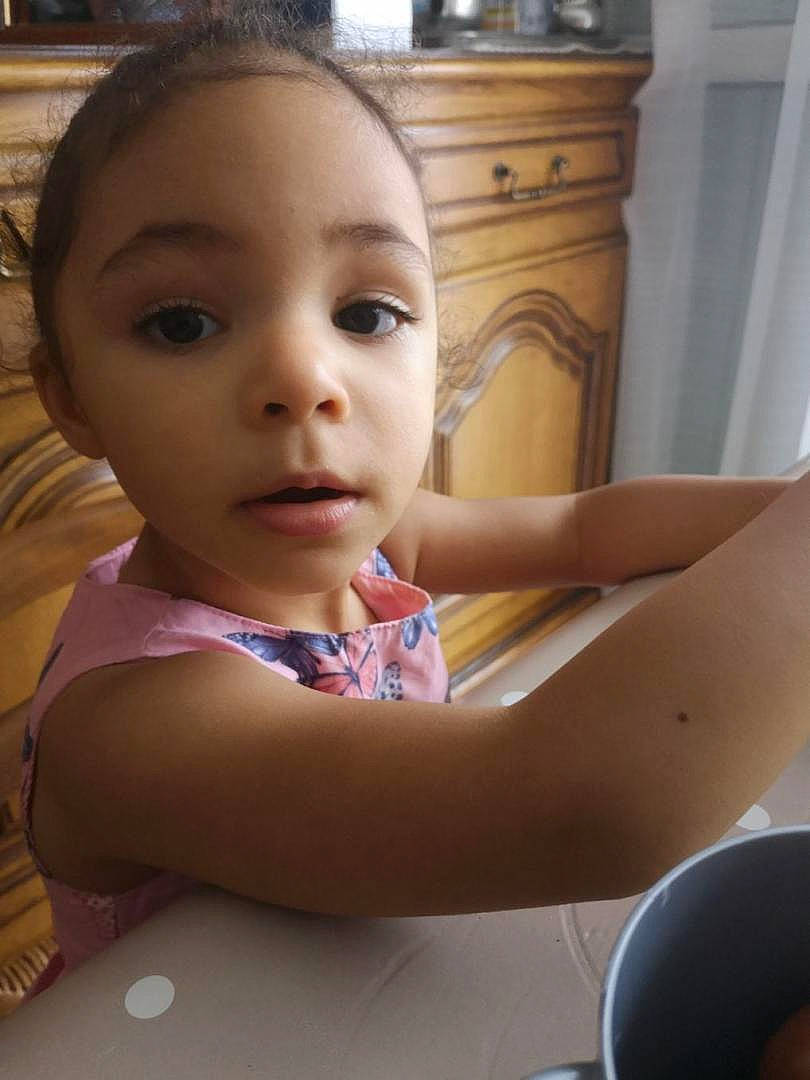 Maléna participe au concours pour gagner de l'argent avec cette photo : baby, beauty, cheek, child, chin, ear, eating, eye, face, food, forehead, head, lip, mouth, neck, nose, person, skin, toddler, vacation