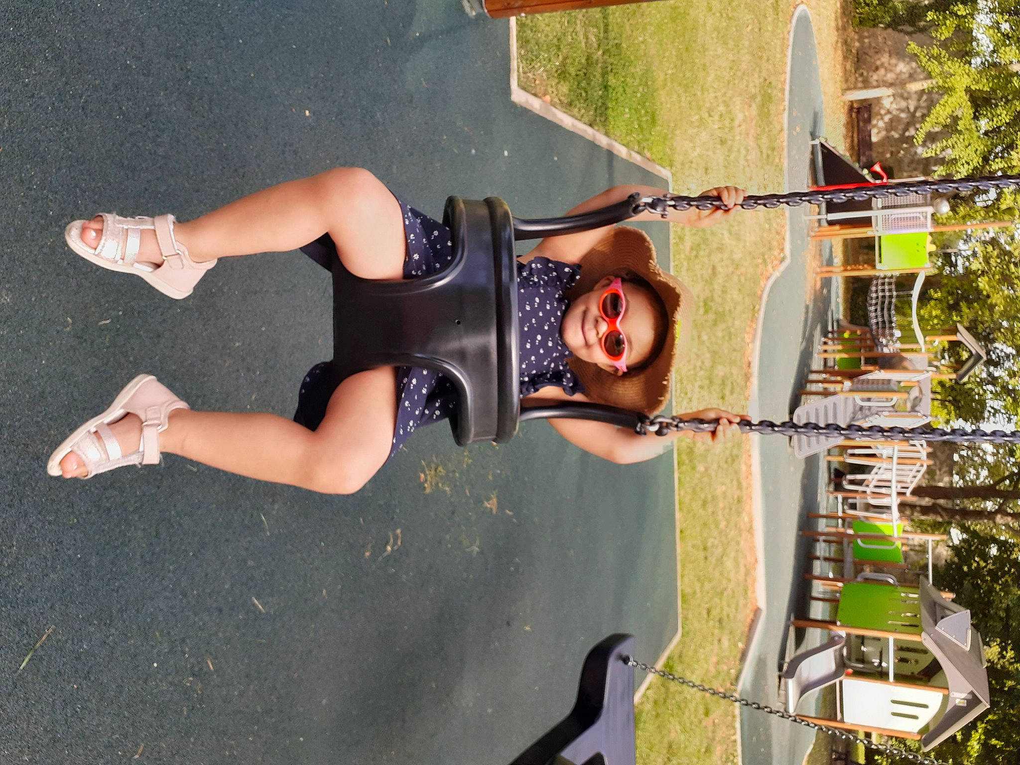 Maléna participe au concours pour gagner de l'argent avec cette photo : headwear, joy, leg, person