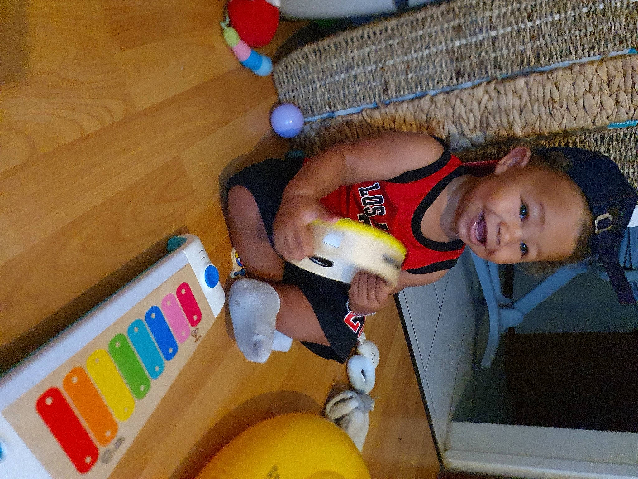 Jordan a rejoint le concours — aidez-le/la à gagner de superbes lots ! child, elbow, fun, human_leg, joy, leisure, nail, orange, person, play, recreation, room, shorts, smile, t_shirt, thigh, toddler, vacation, wood, yellow