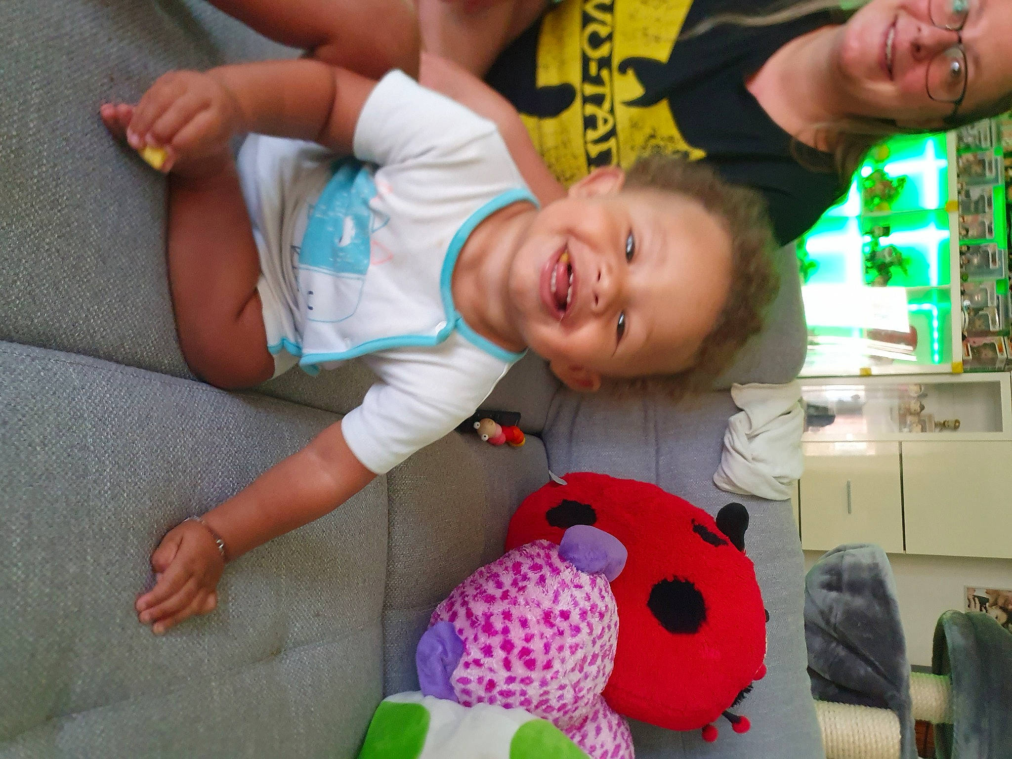 Jordan participe au concours pour gagner de l'argent avec cette photo : arm, baby_toddler_clothing, child, elbow, event, face, fun, happy, head, headwear, joy, leisure, mammal, people, person, room, shorts, smile, snapshot, stuffed_toy