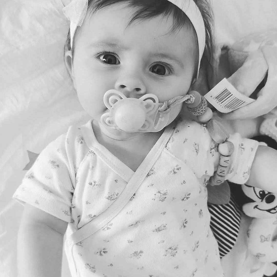 Leona-Neela a rejoint le concours — aidez-le/la à gagner de superbes lots ! baby, baby_accessory, black_and_white, child, clothing, cute, expression, face, hand, headband, indoor, infant, lying_down, newborn, onesie, pacifier, plush_toy, portrait, sleepwear, soft_blanket