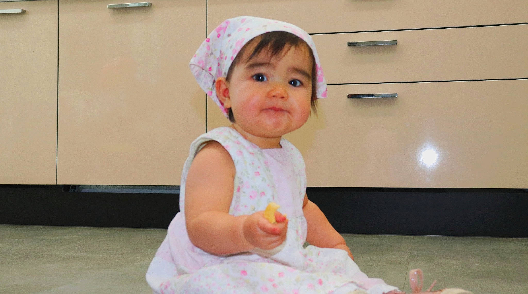 Saolina participe au concours pour gagner de l'argent avec cette photo : baby, baby_toddler_clothing, cabinetry, cheek, child, face, fashion_accessory, flooring, fun, happy, leisure, person, pink, portrait_photography, room, sitting, skin, sleeve, thumb, toddler