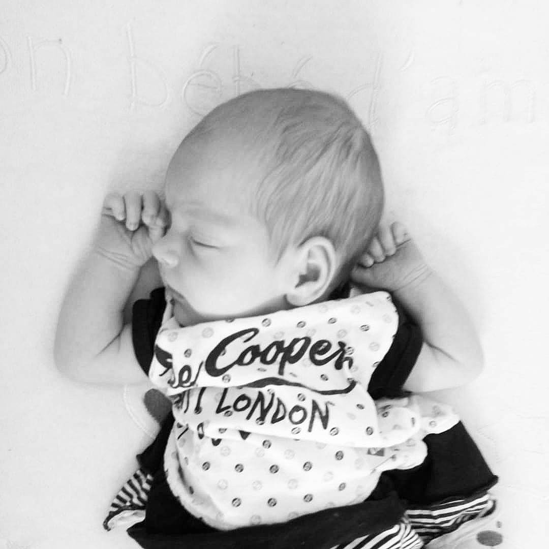 Melia participe au concours pour gagner de l'argent avec cette photo : arm, baby, baby_products, baby_toddler_clothing, cheek, child, comfort, font, grey, hair, happy, head, monochrome, monochrome_photography, pattern, person, sitting, sleeve, style, t_shirt