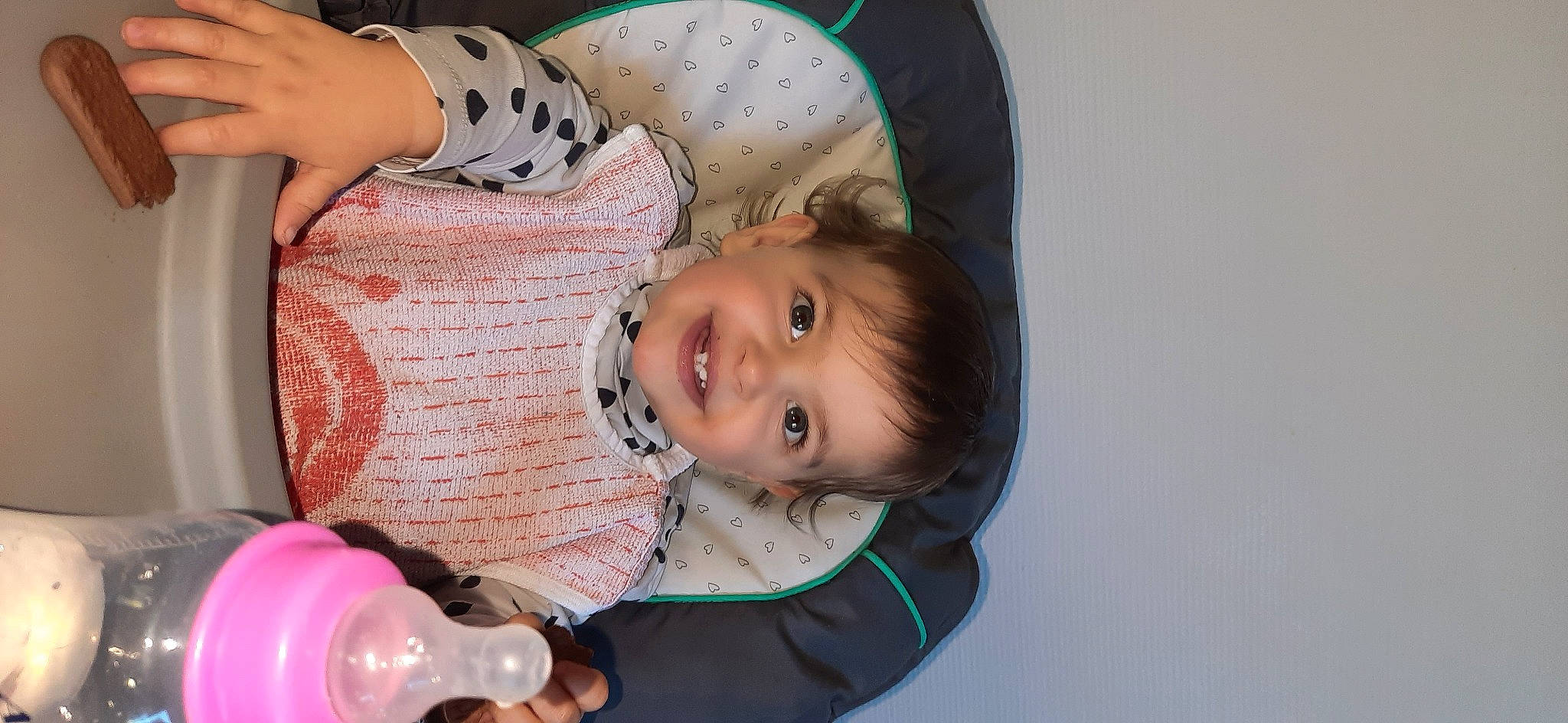 Melia a rejoint le concours — aidez-le/la à gagner de superbes lots ! arm, baby, baby_carriage, baby_products, baby_toddler_clothing, cheek, child, drinkware, finger, fun, hand, happy, joy, pattern, person, plastic, plastic_bottle, sitting, smile, toddler