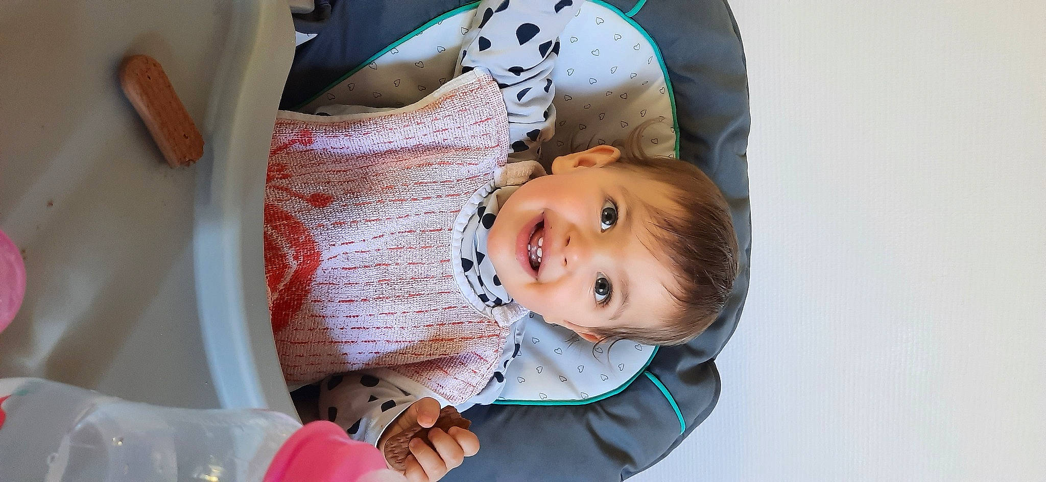 Melia a rejoint le concours — aidez-le/la à gagner de superbes lots ! baby, baby_products, baby_toddler_clothing, cheek, child, fashion_accessory, fun, happy, hat, helmet, joy, laugh, mouth, nose, person, personal_protective_equipment, sitting, smile, suit, toddler