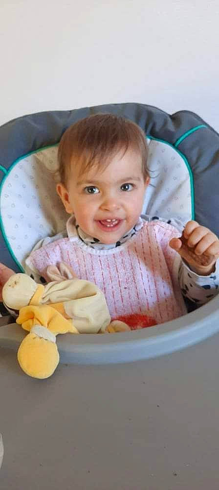 Melia participe au concours pour gagner de l'argent avec cette photo : baby, baby_carriage, baby_products, baby_toddler_clothing, cheek, child, comfort, face, finger, hand, happy, head, joy, organ, person, sitting, skin, sleeve, smile, tableware