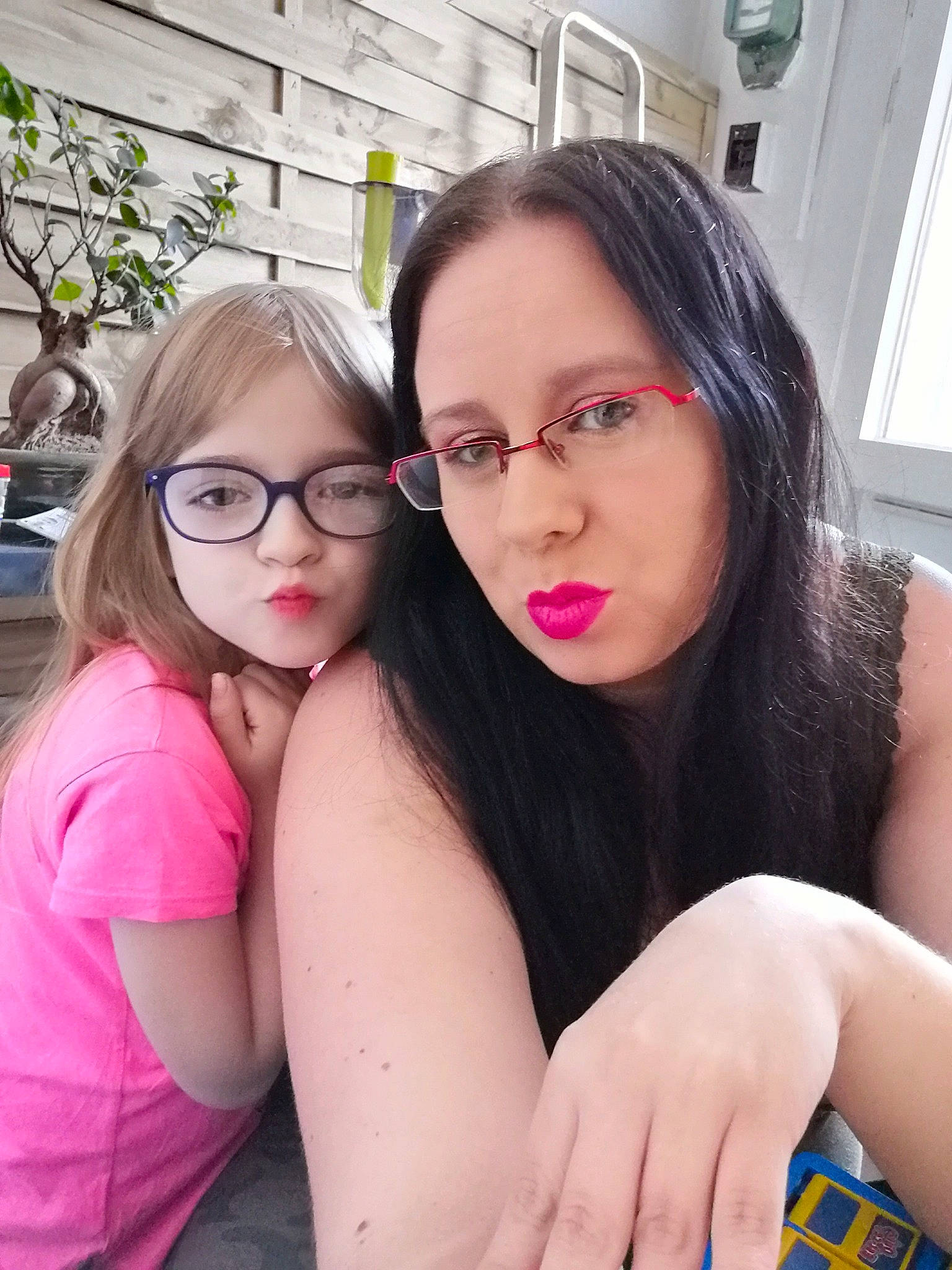 Elena a rejoint le concours — aidez-le/la à gagner de superbes lots ! black_hair, brown_hair, chest, eyewear, face, fun, glasses, hair, lip, mouth, person, photography, selfie, smile, vacation, vision_care