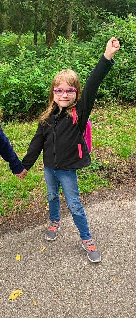 Elena a rejoint le concours — aidez-le/la à gagner de superbes lots ! child, denim, footwear, fun, gesture, jacket, jeans, joy, leisure, outerwear, person, plant, play, tree, walking