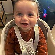 Sandro participe au concours pour gagner de l'argent avec cette photo : baby, smiling, high_chair, brown_outfit, safety_harness, indoor, child, happy, cute, person, seat, furniture, computer, technology, face, portrait, infant, young_child, clothing, home