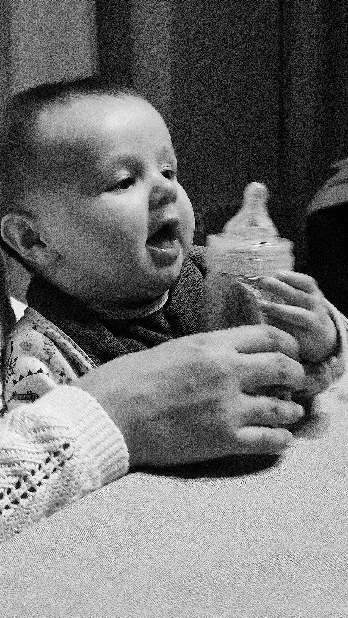 Eloan participe au concours pour gagner de l'argent avec cette photo : arm, baby, black_and_white, cheek, child, cloud, comfort, finger, gesture, hand, happy, head, human_body, mammal, mouth, nose, person, skin, style, tableware