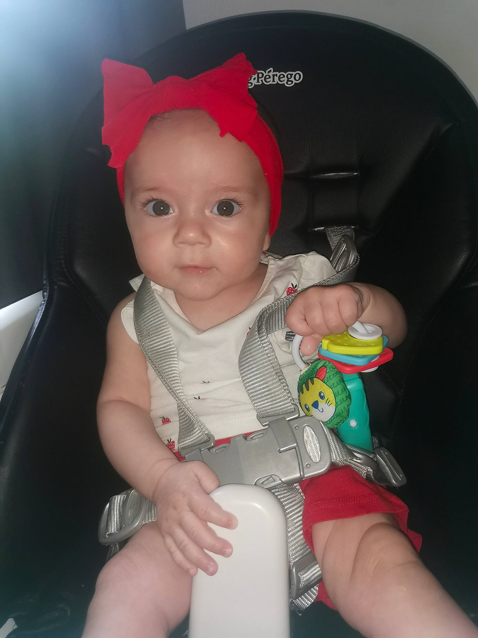 Lola participe au concours pour gagner de l'argent avec cette photo : baby, baby_carriage, baby_products, baby_toddler_clothing, car_seat, carmine, cheek, child, comfort, costume_hat, finger, fun, headwear, human_leg, knee, lap, nail, person, sitting, skin