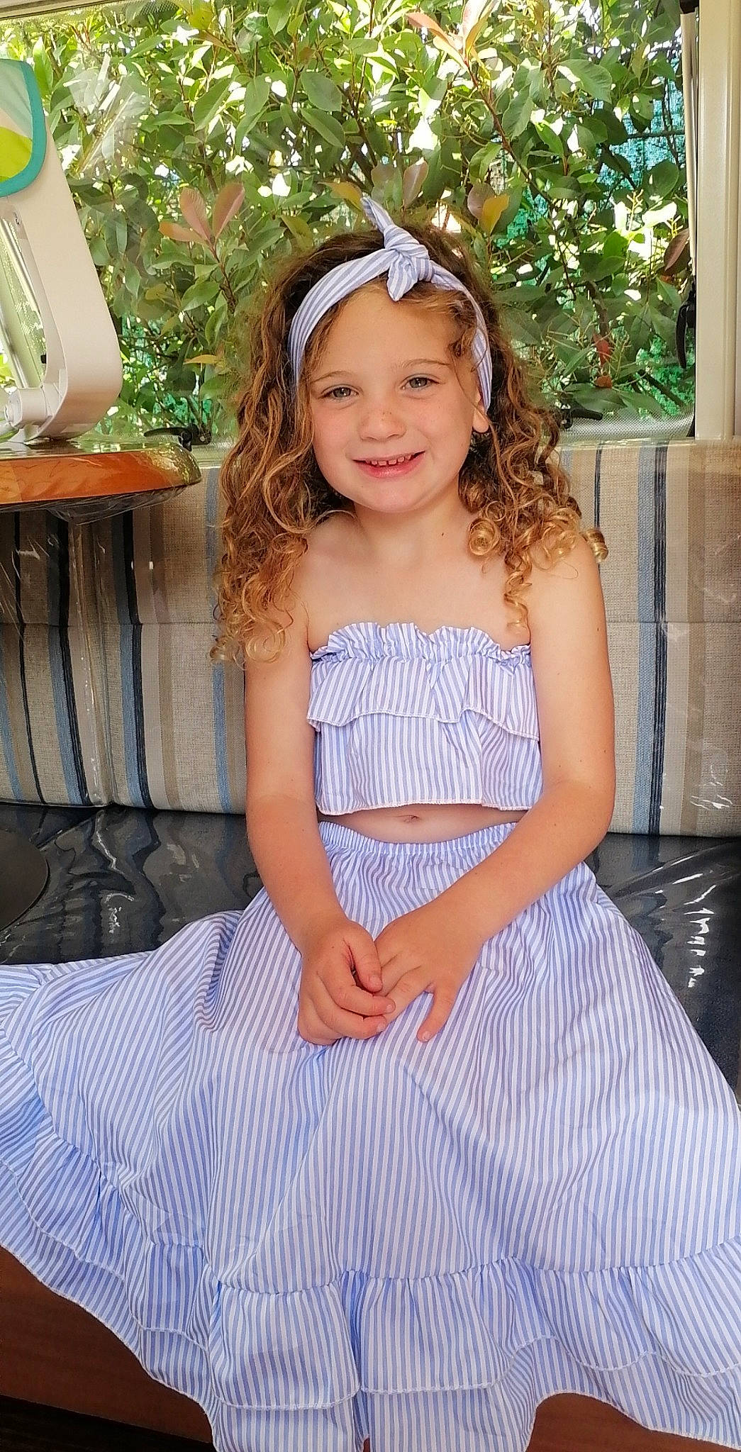 Prentys a rejoint le concours — aidez-le/la à gagner de superbes lots ! bridal_clothing, bridal_party_dress, clothing, day_dress, dress, eye, face, flash_photography, hair, happy, head, headwear, human_body, iris, joy, one_piece_garment, person, pink, plant, skin