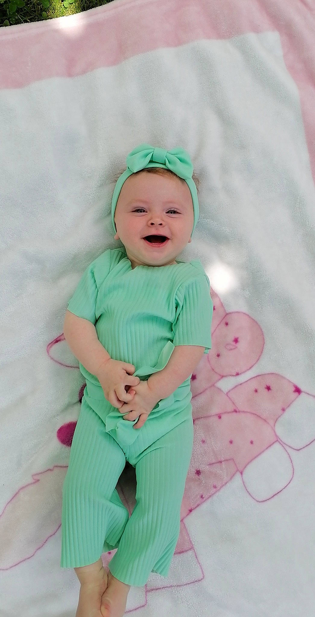 Maddie a rejoint le concours — aidez-le/la à gagner de superbes lots ! baby, baby_toddler_clothing, cap, child, eye, fun, grass, happy, hat, head, headwear, linens, magenta, pattern, person, pink, product, sleeve, smile, t_shirt