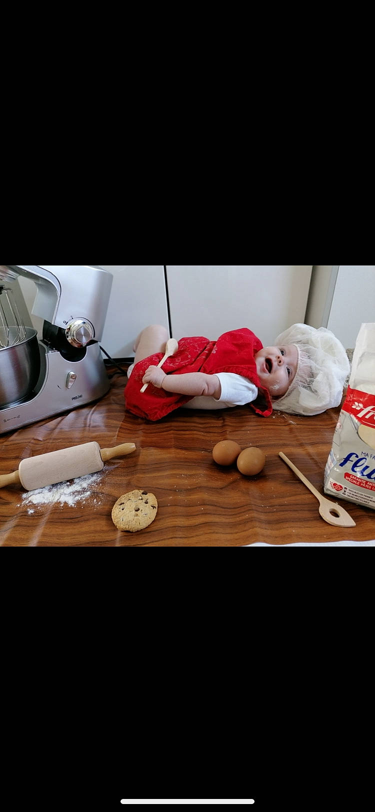 Maddie participe au concours pour gagner de l'argent avec cette photo : beverage_can, bowl, carbonated_soft_drinks, carmine, coffee_cup, cup, drink, flooring, hardwood, headwear, kitchen_appliance, person, plastic_bottle, plate, room, serveware, still_life_photography, table, tableware, tin_can