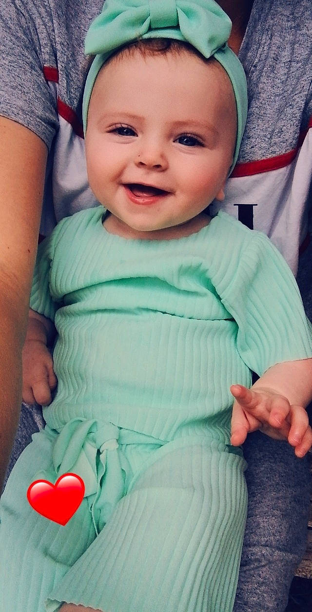 Maddie participe au concours pour gagner de l'argent avec cette photo : azure, baby, baby_toddler_clothing, blue, cheek, eye, face, finger, green, happy, head, iris, joy, organ, person, photograph, pink, skin, sleeve, smile