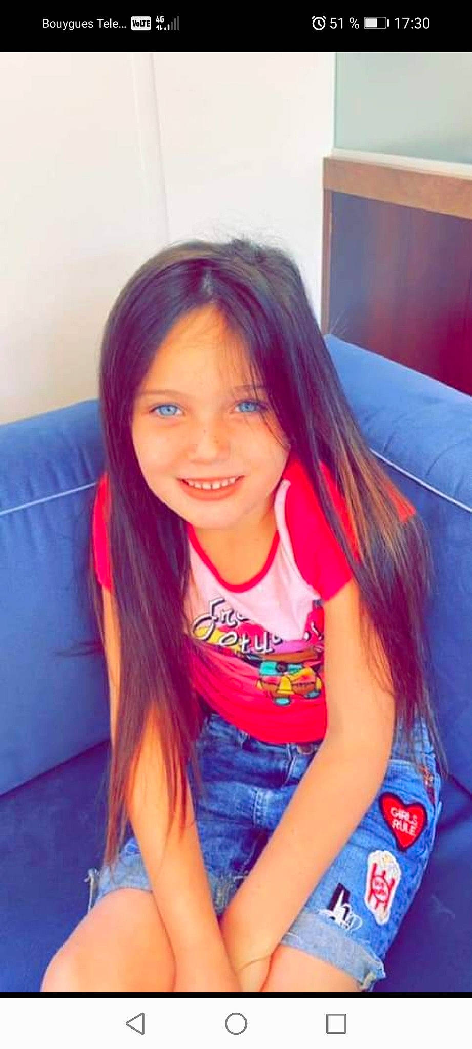 Jersey a rejoint le concours — aidez-le/la à gagner de superbes lots ! arm, black_hair, elbow, electric_blue, face, finger, fun, hair, hairstyle, happy, joy, leg, leisure, neck, person, skin, smile, t_shirt, textile, thigh