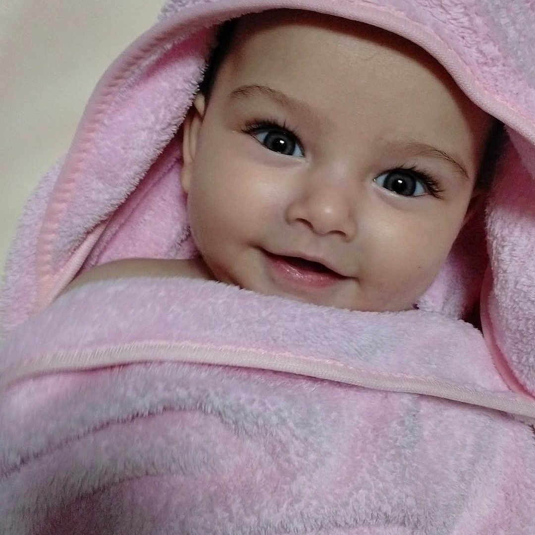 Cattalya participe au concours pour gagner de l'argent avec cette photo : baby, baby_bath, baby_girl, child, closeup, cozy, cute, eyes, face, happy, hood, indoors, infant, pink, portrait, skin, smiling, soft, towel, wrapped