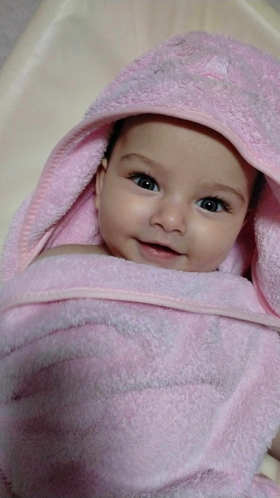 Cattalya participe au concours pour gagner de l'argent avec cette photo : baby, child, towel, pink, hood, smiling, face, eyes, infant, cute, wrapped, soft, portrait, closeup, skin, happy, indoors, baby_bath, baby_girl, cozy