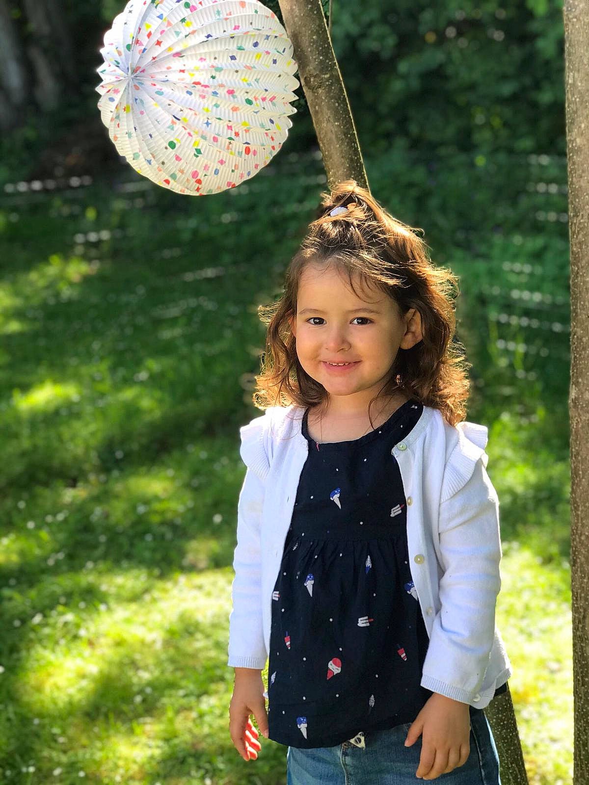 Nélia participe au concours pour gagner de l'argent avec cette photo : child, child_model, design, fun, grass, joy, leisure, outerwear, pattern, person, photo_shoot, photography, play, polka_dot, spring, toddler, tree