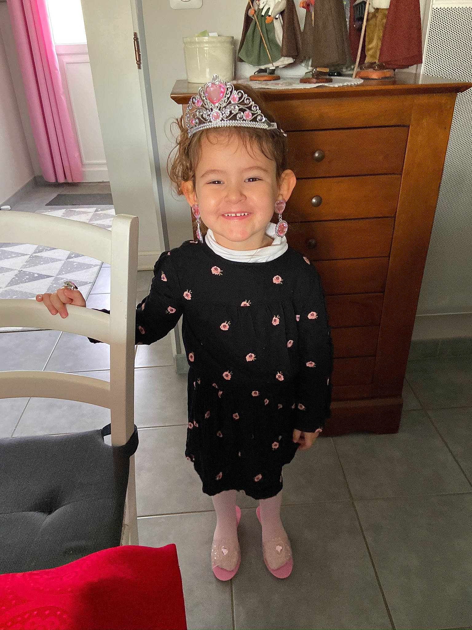 Nélia a rejoint le concours — aidez-le/la à gagner de superbes lots ! baby_toddler_clothing, child, clothing, costume, design, dress, headgear, joy, pattern, person, pink, sleeve, toddler