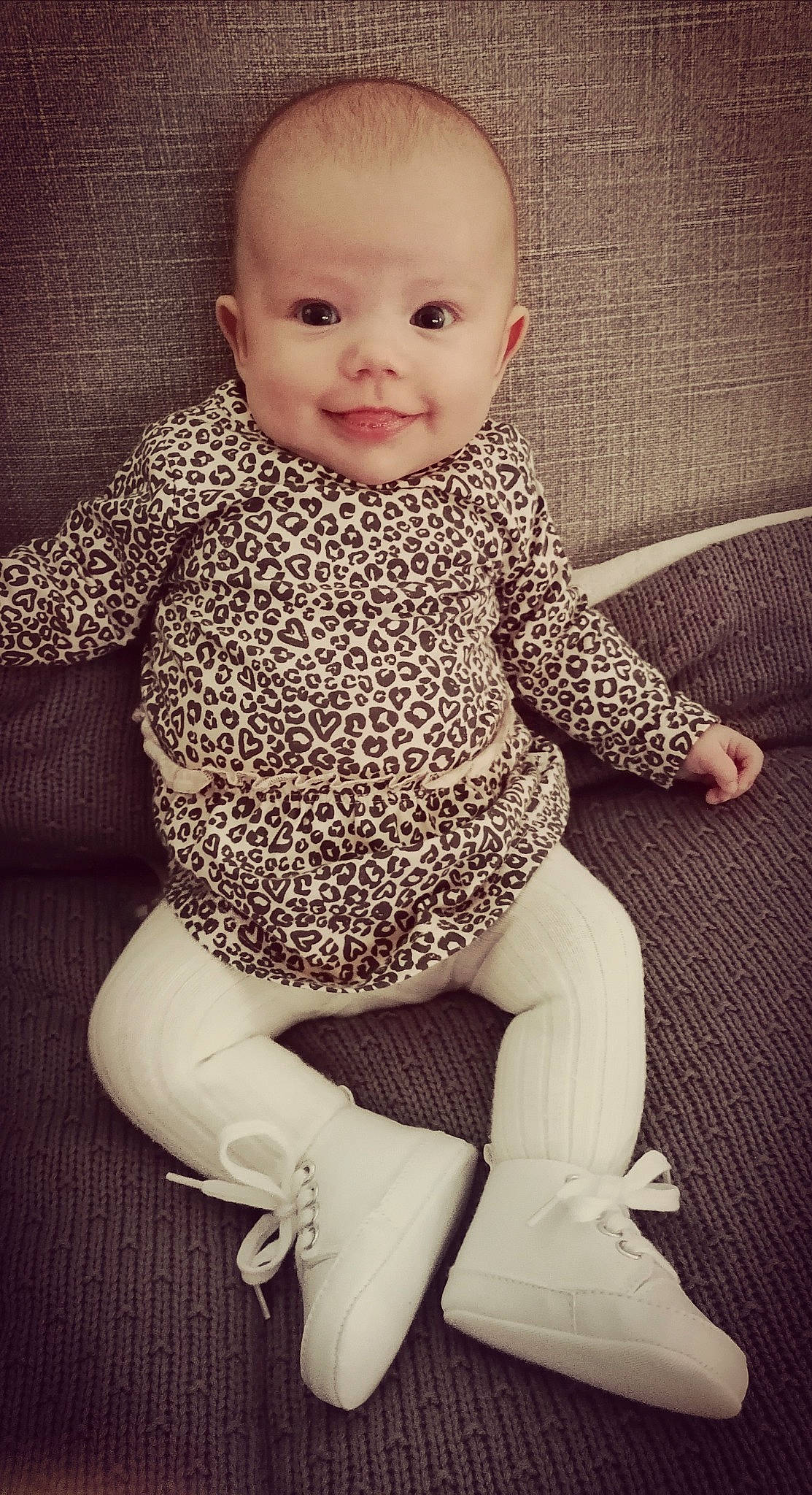 Milla a rejoint le concours — aidez-le/la à gagner de superbes lots ! baby, baby_toddler_clothing, child, cool, face, floor, flooring, happy, head, human_body, iris, joy, leg, neck, organ, person, shoulder, skin, sleeve, smile