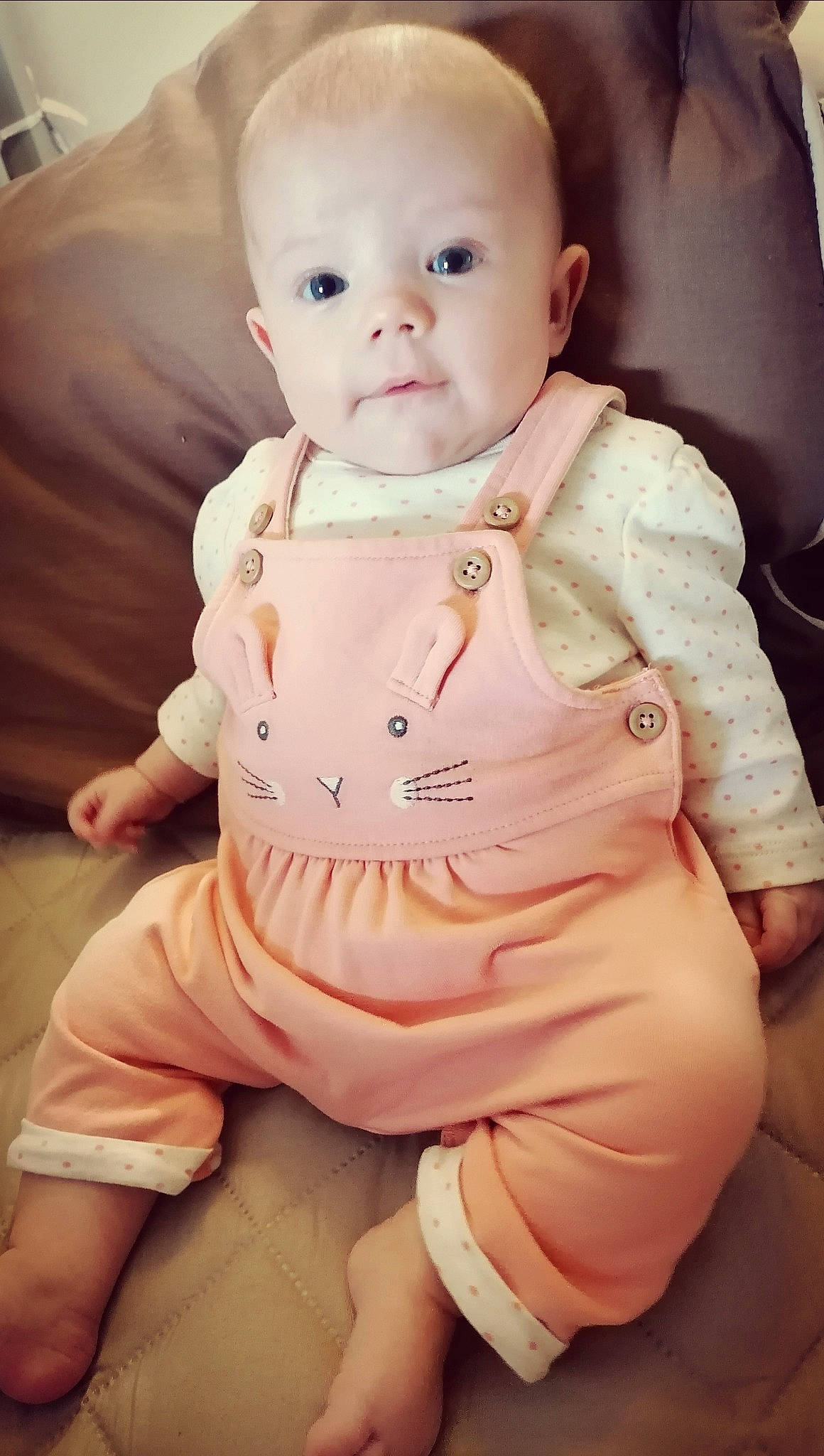 Milla participe au concours pour gagner de l'argent avec cette photo : baby, baby_toddler_clothing, cheek, chest, chin, collar, comfort, eye, face, finger, gesture, happy, head, lip, person, pink, skin, sleeve, stomach, thumb